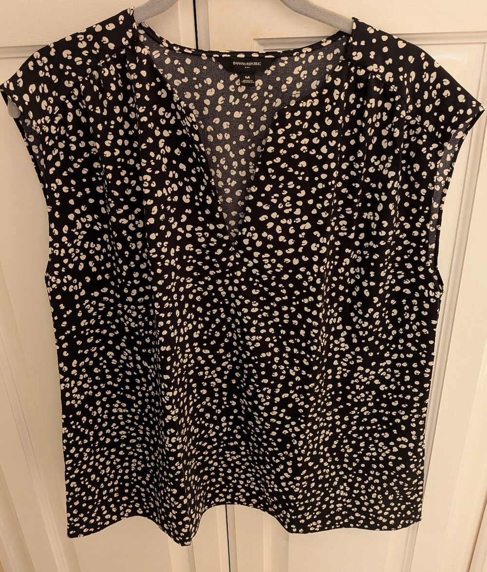 NWOT Banana Republic Black & White Printed V-Neck Cap Sleeve Top